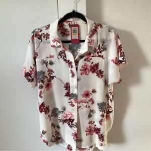 Women’s short sleeved Vince Camuto flowered blouse Sz M (more like L or XL)